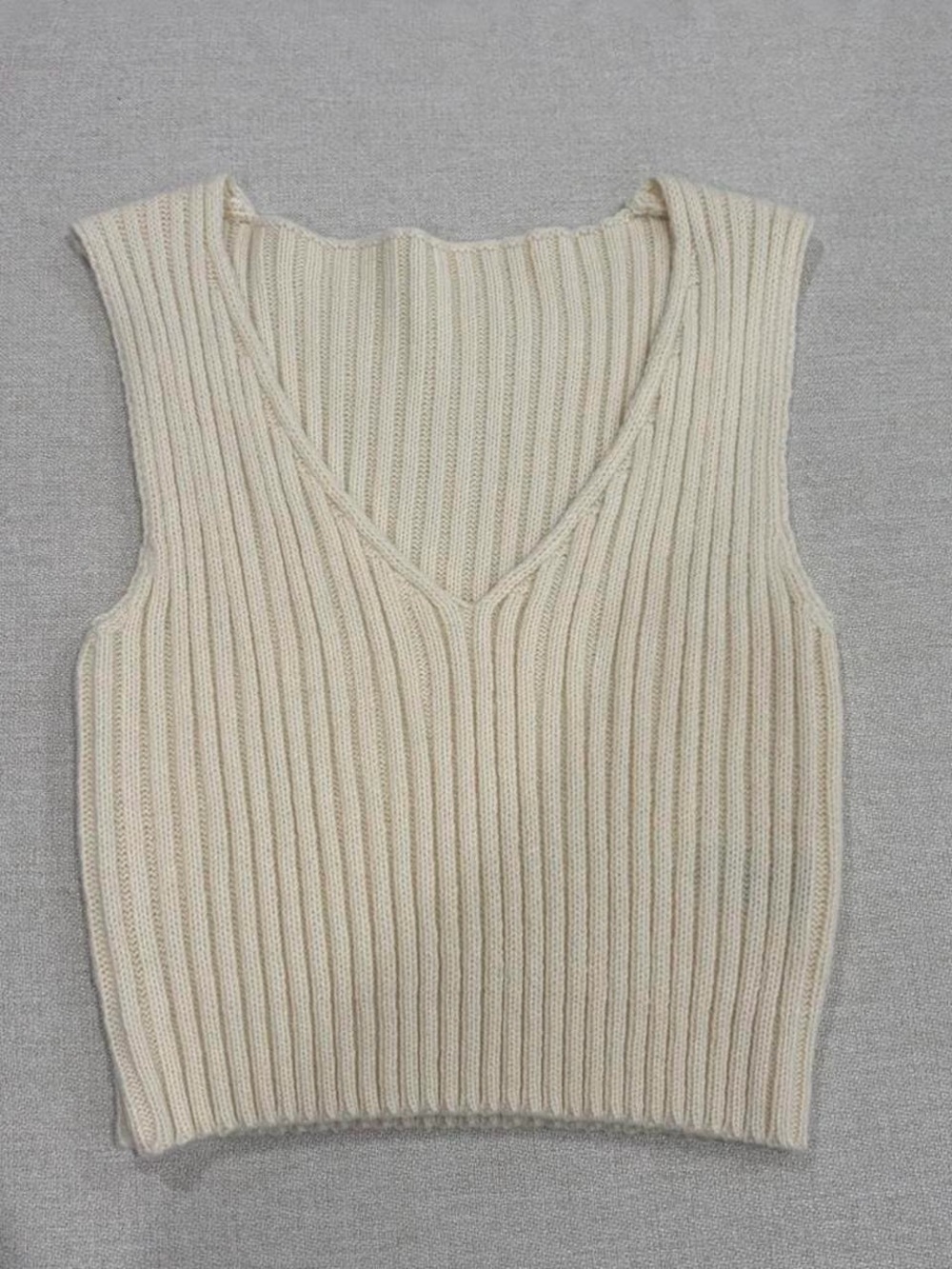3 pack SHEIN Ribbed V-Neck Tank Sweaters - Picture 2 of 7